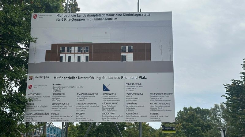 Bauschild der Landeshauptstadt Mainz für die Kita Bruchspitze