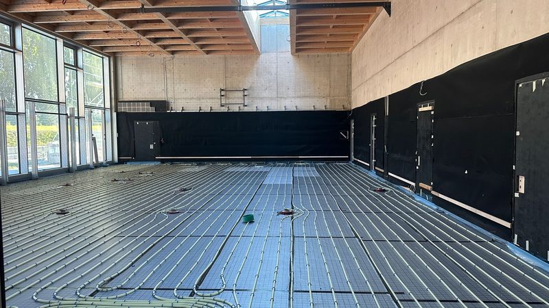 Halle mit verlegter Fußbodenheizung vor dem Heizestrich